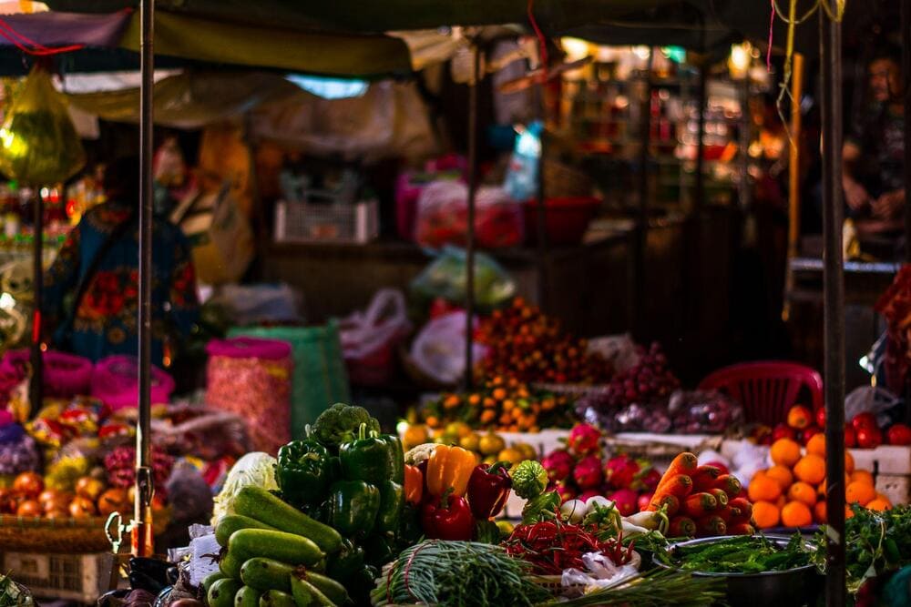 Những hàng hoa quả rực rỡ sắc màu là địa điểm lý tưởng cho du khách check-in (Nguồn: Freepik)